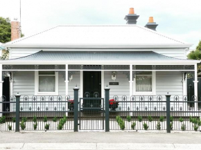 Saint Brides - Superior Boutique Accomodation - STEPS TO PAKINGTON STREET, Geelong